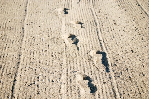 砂浜に足跡がある